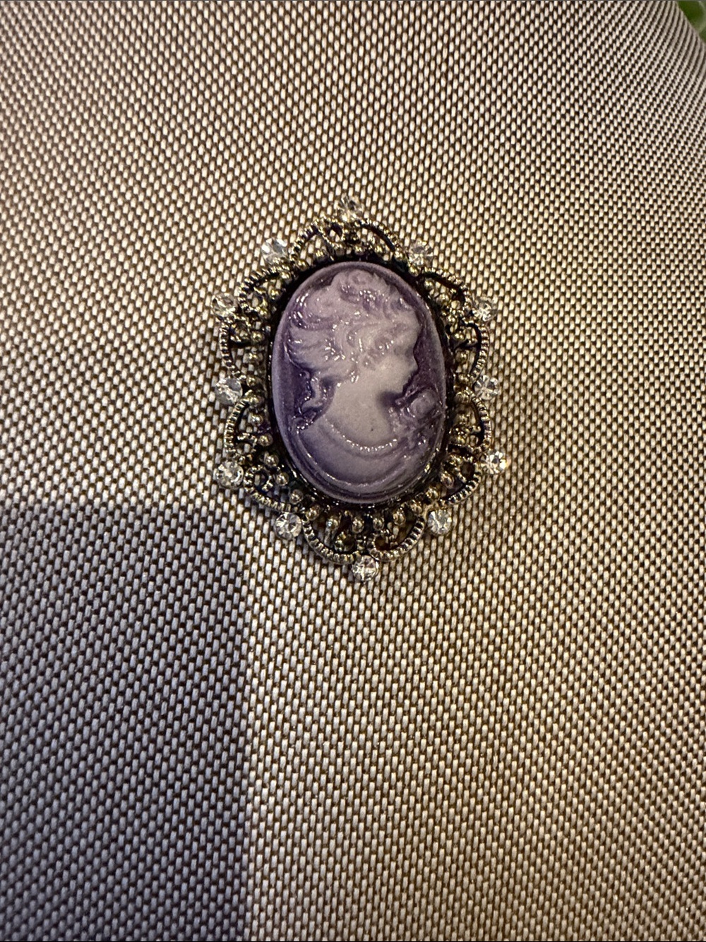 Vintage-Style Purple Cameo Brooch Pendant, Decorative Women Accessory